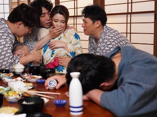 uncen - Đưa vợ đi suối nước nóng, chồng không biết vợ bị người khác địt sấp mặt